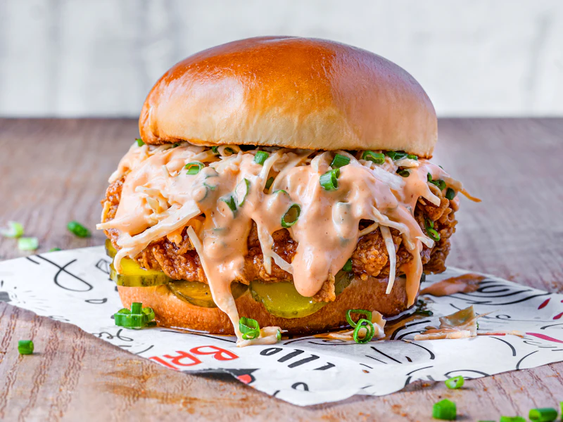 Soslu çıtır tavuklu burger