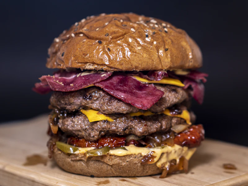 Peynirli, çok katlı büyük burger