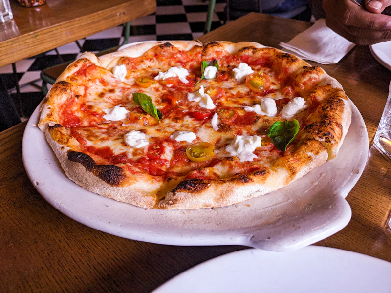 Fesleğenli ve peynirli pizza