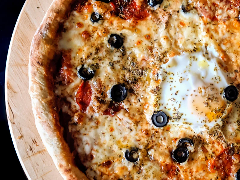 Zeytinli ve yumurtalı karışık pizza