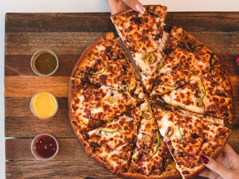 Tahta üzerinde dilimlenmiş pizza